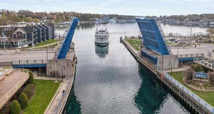 Charlevoix Lakeview Home - Sleeps 25!