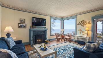 Smart TV, chimenea y libros
