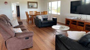 Living area - Free Wi-Fi, Ideal holiday location, long beach (Robe)