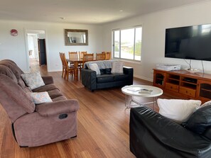 TV, DVD player - Free Wi-Fi, Ideal holiday location, long beach (Robe)