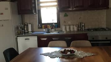 House | Dapur peribadi | Peti sejuk, ketuhar gelombang mikro, ketuhar, dapur