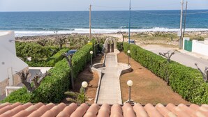 A pathway leading to a beach with a view of the ocean. - VILLA SUNSET - Villa facing the sea (Torre Suda)