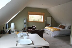 Iron/ironing board, travel cot, free WiFi, bed sheets