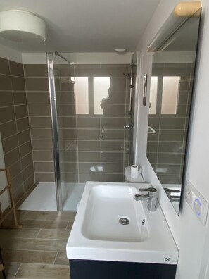 Douche, sèche-cheveux, serviettes fournies, savon