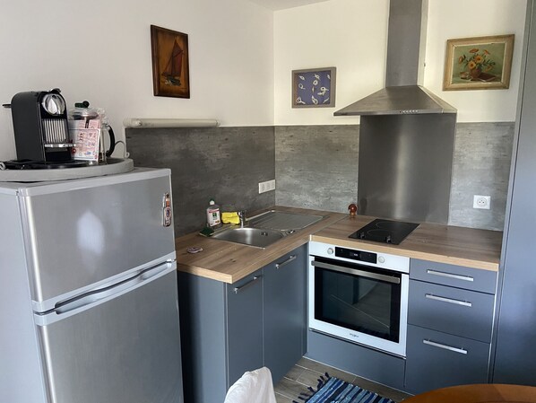 Réfrigérateur, micro-ondes, four, plaque de cuisson