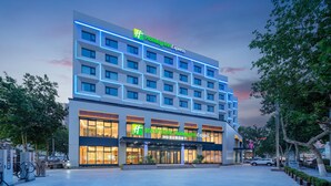 Un hotel Holiday Inn Express dal design moderno, con diversi piani e ampie finestre.