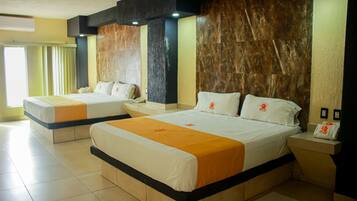 Habitación estándar | Ropa de cama de alta calidad y escritorio