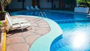 Outdoor pool, pool loungers - Hotel Gina (Tecoman)