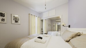 A hotel room with a large bed, a mirror, and artwork on the wall. - Cozy Carriage House w/ Courtyard View ★ Victorian District ★ Near Forsyth Park
 (Savannah)