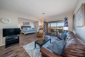 Smart TV, reproductor de DVD, mesa de ping pong, videoteca