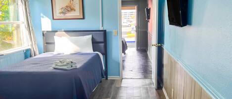 Kamer, 2 slaapkamers | Een bureau, beddengoed