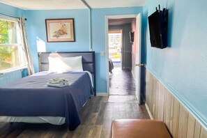 Kamer, 2 slaapkamers | 1 slaapkamer, een bureau, beddengoed