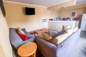 Suite, 2 Bedrooms, Kitchenette | Desk, bed sheets