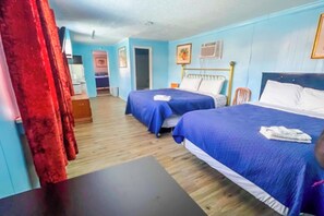 Kamer (1 King Bed & 2 Full Beds) | 1 slaapkamer, een bureau, beddengoed
