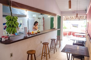 Refrigerador, microondas, horno y licuadora
