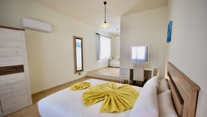 Een hotelkamer met een bed, een badkamer en een televisie.