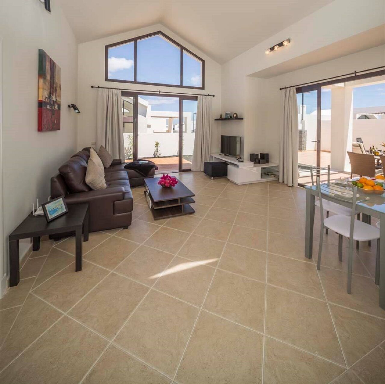 Smart-tv, bøger, stereoanlæg, kontorer