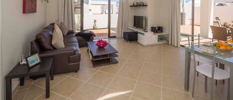 TV connectée, livres, chaîne hi-fi, espaces bureaux