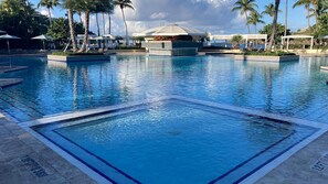 Una piscina al aire libre, una piscina climatizada