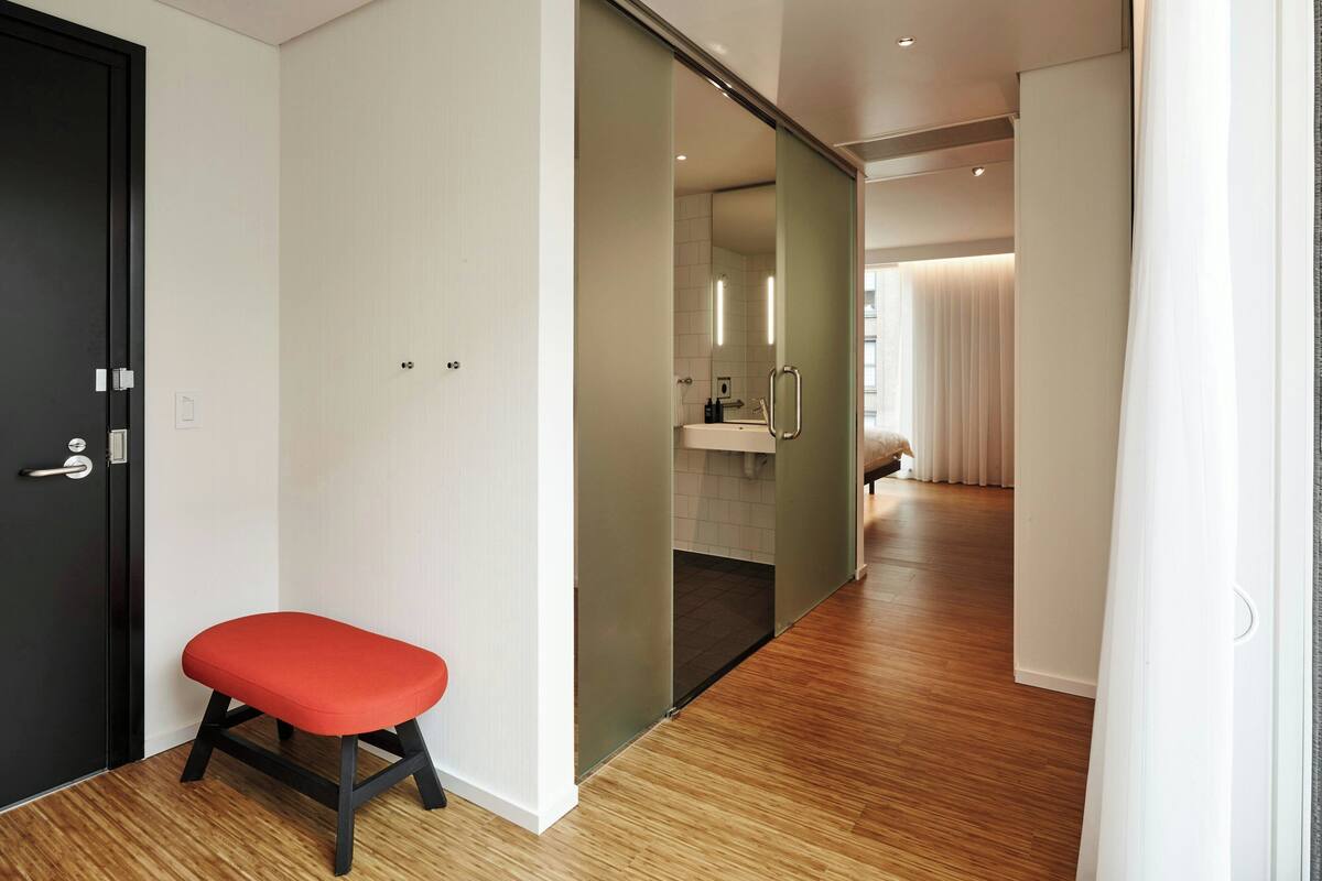 Rom, 1 kingsize-seng (Mobility Accessible, Roll-In Shower) | Sengetøy av topp kvalitet, senger med overmadrass og safe på rommet