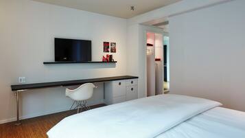 Room, 1 King Bed (Mobility Accessible, Roll-In Shower) | Premium bedding, pillowtop beds, in-room safe, desk