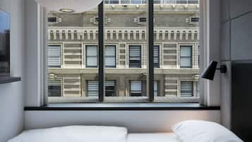 Seprai premium, bantalan ekstra lembut, brankas, dan meja kerja