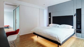 Une chambre à coucher moderne avec un lit, un bureau et une chaise.