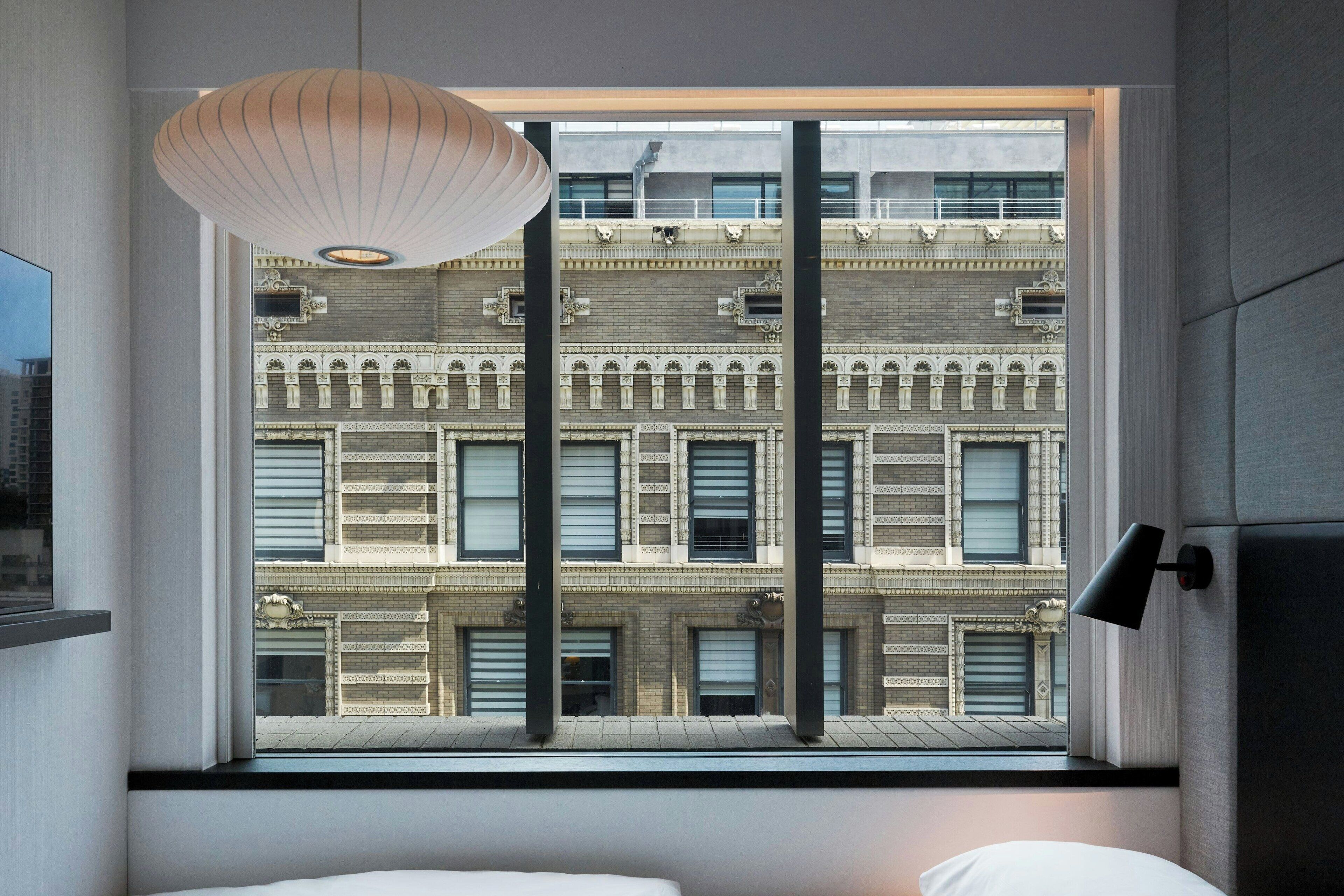 客房, 1 张特大床 (High Floor) | 高档床上用品、加厚床垫、客房内保险箱、办公桌