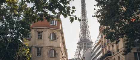 Vista de la Torre Eiffel con edificios y árboles circundantes.