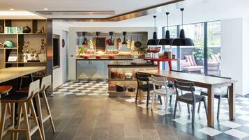 Petit déjeuner buffet (20.00 EUR par personne)