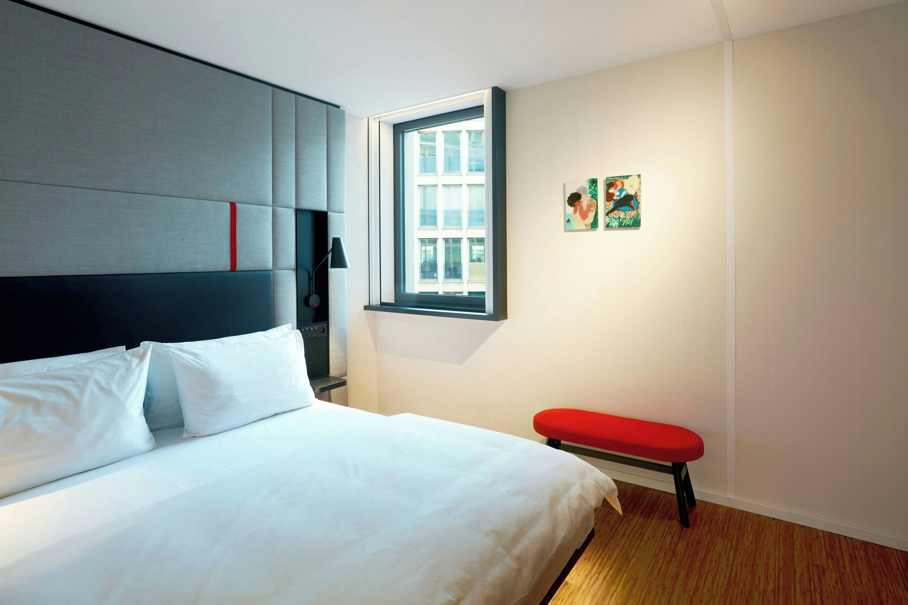 Zimmer, 1 King-Bett (Mobility Accessible, Roll-In Shower) | Hochwertige Bettwaren, Pillowtop-Betten, Zimmersafe, Schreibtisch