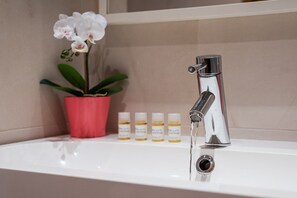 Badekar, hårføner, håndklær og såpe