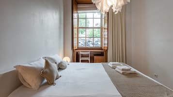 2 habitaciones, escritorio, tabla de planchar con plancha y internet