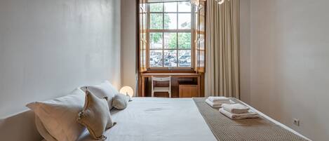 2 bedrooms, desk, iron/ironing board, internet