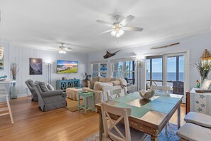 Smart-TV, DVD-spiller og bøker