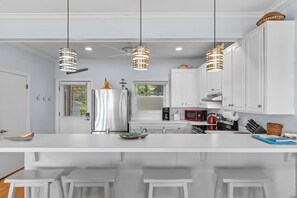 Kjøleskap, mikrobølgeovn, ovn og kokeplater