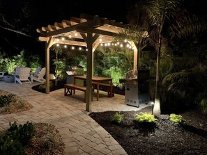 Outdoor dining - White Pelican at Shorebirds, Beach sunsets 3 min walk! Kayaks, Bikes and more! (Englewood)