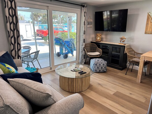 Smart TV - White Pelican at Shorebirds, Beach sunsets 3 min walk! Kayaks, Bikes and more! (Englewood)