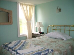 3 slaapkamers, een strijkplank/strijkijzer, gratis wifi, beddengoed