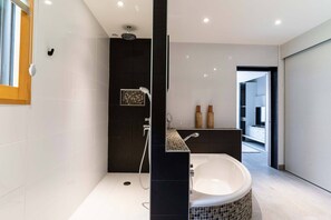 Ensemble douche/baignoire, sèche-cheveux, bidet, serviettes fournies