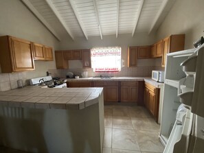 Refrigerador, microondas, parrilla de estufa y tetera eléctrica 