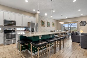 冷蔵庫、電子レンジ、オーブン、コンロ