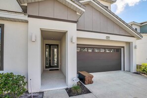Exterior detail - Stunning Lake View, Big Pool Area With CDC Standards #6bv507 (Kissimmee)