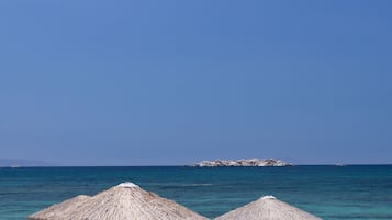 Ubicación cercana a la playa, arena blanca y toallas de playa