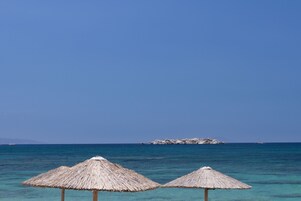 Perto da praia, areia branca, toalhas de praia, bar na praia 