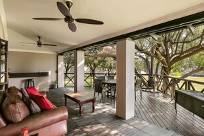 Outdoor dining - Peaceful and Private - Luxury Self Catering Home in Lanseria (Lanseria)