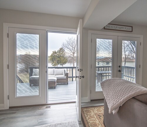 Waterfront Home Newly Renovated Beautiful Lake Views / Deck with 2 kayaks 