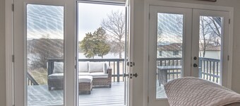Waterfront Home Newly Renovated Beautiful Lake Views / Deck with 2 kayaks 