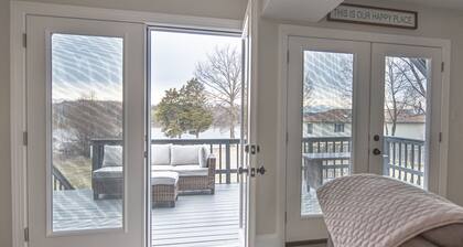 Waterfront Home Newly Renovated Beautiful Lake Views / Deck with 2 kayaks