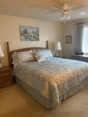 2 bedrooms, desk, WiFi, bed sheets